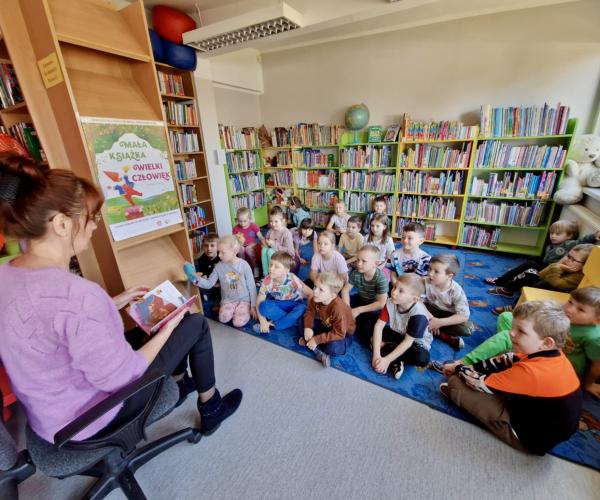 Bibliotekarz czyta dzieciom książkę 