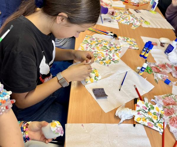 Dzieci tworzące mydełka. 