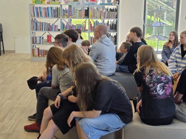 Zdjęcie Wizyta klasy szóstej w bibliotece