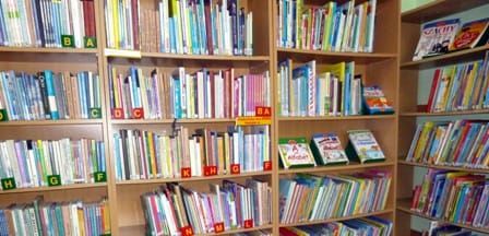 Regały z książkami